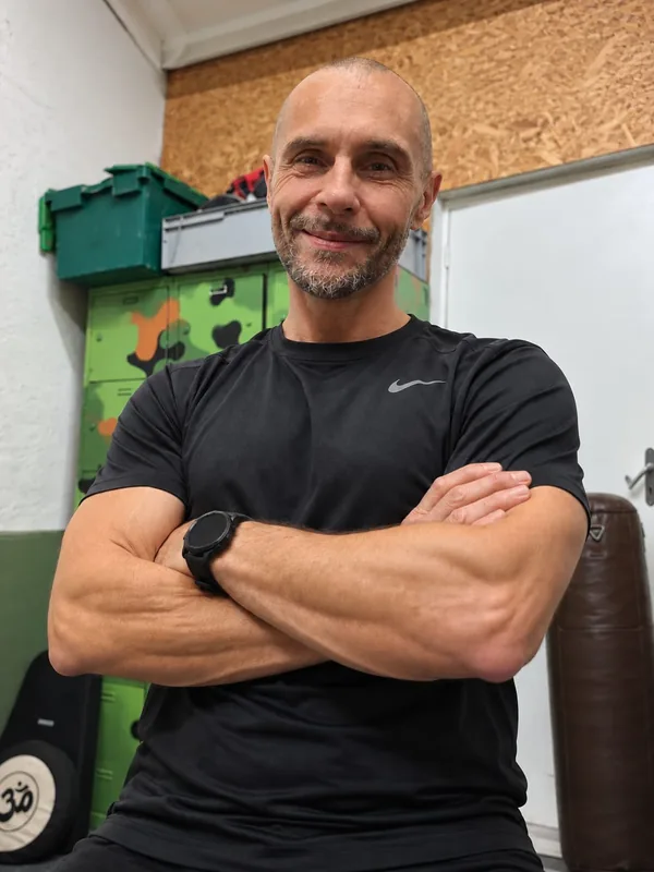 Stephen, instructeur de RYS' SYSTEMA, dans la salle du club